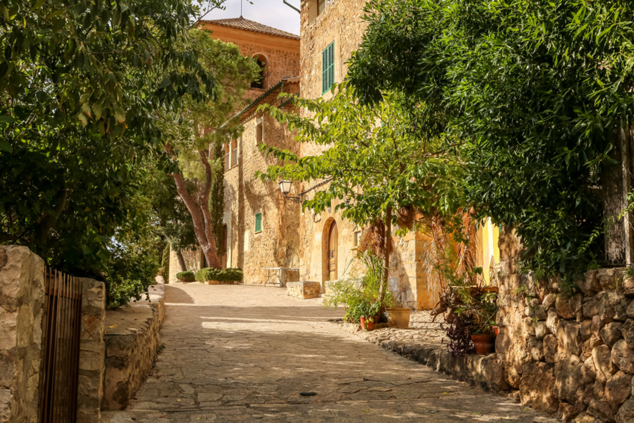 Leere schmale Straße in Palma de Mallorca